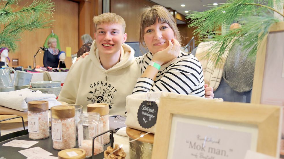 Alina Garrels war eine von 40 Ausstellern bei der „Hobby und Freizeit“-Messe in der Auricher Stadthalle. Sie wurde von ihrem Bruder Christian Bohlen unterstützt. Foto: Heino Hermanns