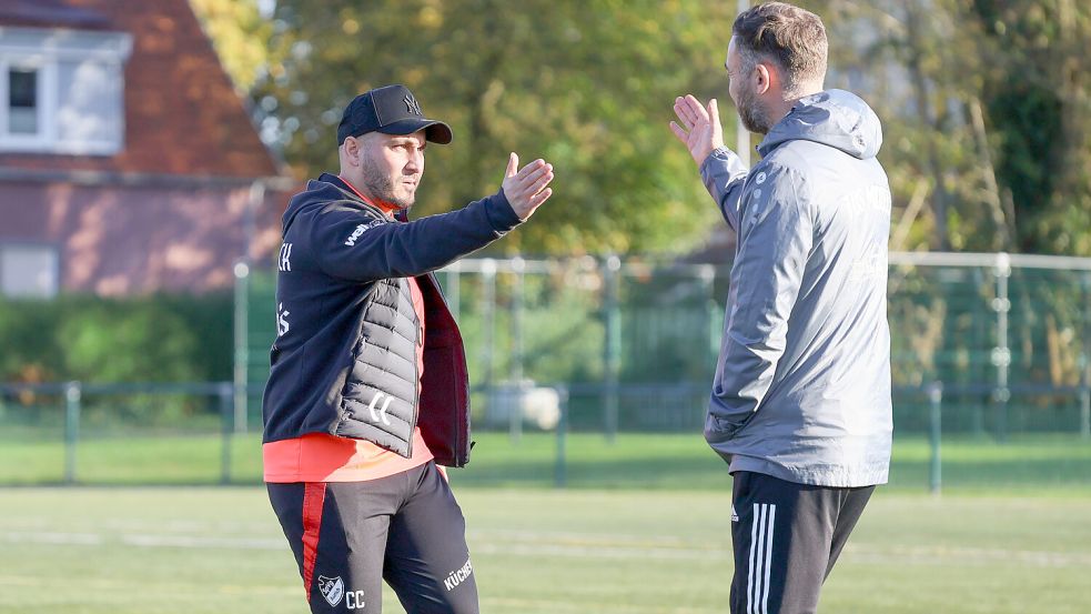 Handschlag nach dem Abpfiff zwischen den beiden Trainern Claudio Casto (links) und Tobias Ryl.