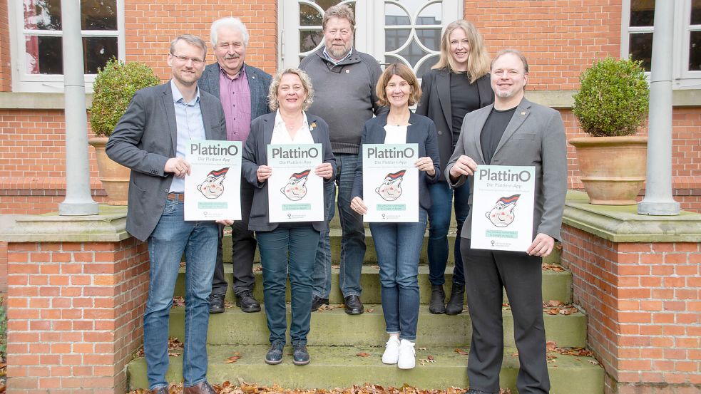 Landschaftsdirektor Dr. Matthias Stenger (von links), Landschaftspräsident Rico Mecklenburg, Herma C. Peters, Plattdeutschbeauftragte der Stadt Aurich, Hans Freese, Vorsitzender von Oostfreeske Taal, Elke Brückmann, Autorin von Plattino, Grietje Kammler, Leiterin des Plattdüütskbüros und Bernd Grünefeld, Hauptsprecher der Plattlern-App, stellten die neue Plattino-App vor. Foto: Ostfriesische Landschaft