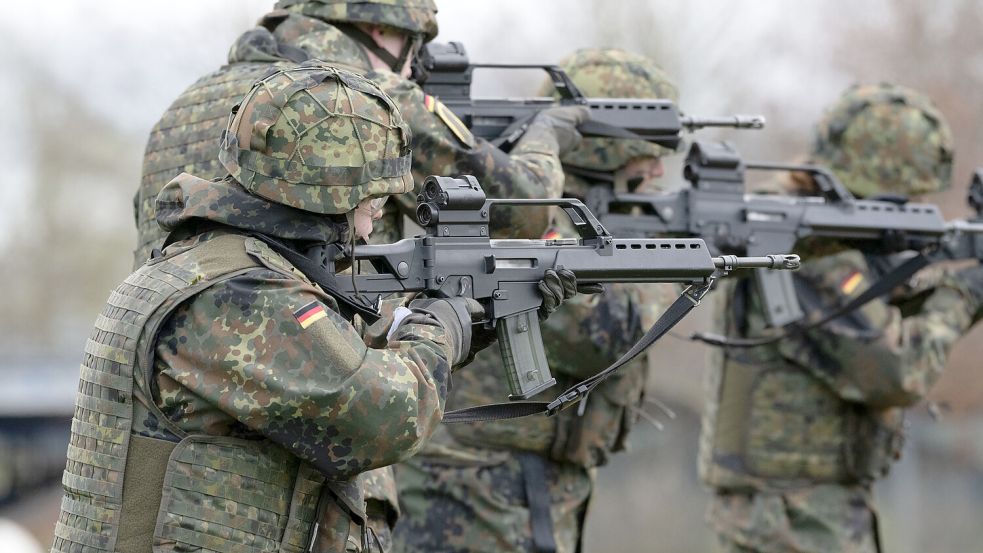 Junge Männer sollen künftig einen Fragebogen beantworten und dabei angeben, ob sie zum Wehrdienst bereit wären. Foto: dpa/Stefan Sauer