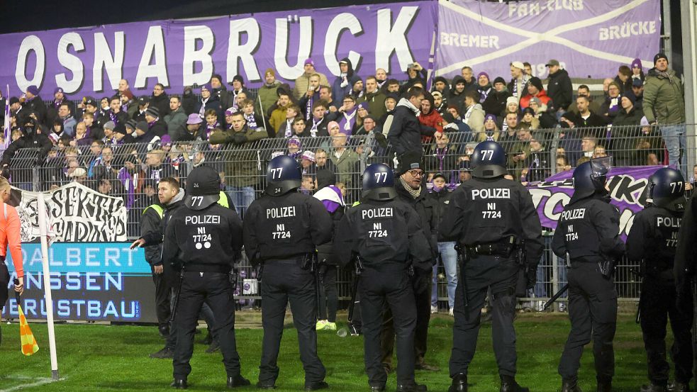 In der Nachspielzeit war die Partie kurz unterbrochen, weil sich Emder Fans auf den Weg Richtung VfL-Block gemacht haben sollen. Die Polizei sorgte für Ordnung.