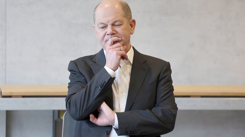Sollte Kanzler Olaf Scholz erst im Januar die Vertrauensfrage stellen? Parteienforscher Karl-Rudolf Korte findet das falsch und fordert zügigere Neuwahlen. Foto: IMAGO/Steinsiek.ch