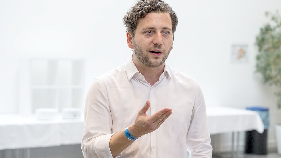 Will in einer Woche beim Parteitag in Wiesbaden neuer Co-Vorsitzender der Grünen werden: Felix Banaszak (35). Foto: Daniel Vogl