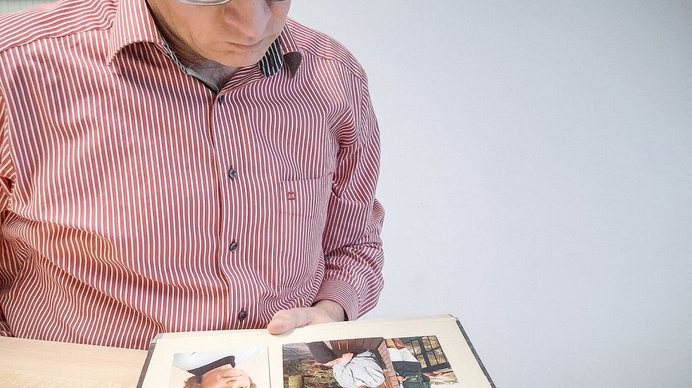 Was bleibt, sind Erinnerungen: Christian L. schaut sich Fotos seiner verstorbenen Mutter Luise L. an. Foto: Privat/KNA
