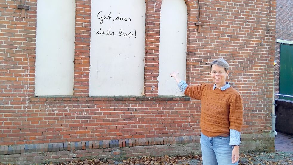 Auf dem Schulgebäude ist der Leitsatz der Schule zu lesen.