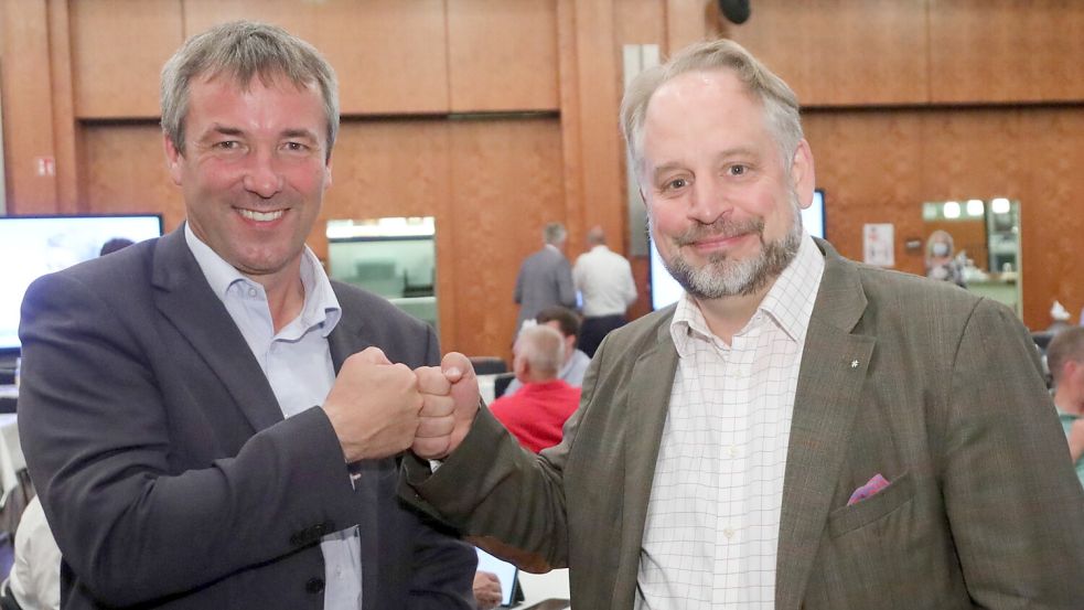 SPD-Bundestagsabgeordneter Johann Saathoff (links) und Dr. Joachim Kleen (CDU) am Abend der Bundestagswahl im September 2021 im Auricher Kreishaus. Damals unterlag Kleen deutlich. Foto: Romuald Banik