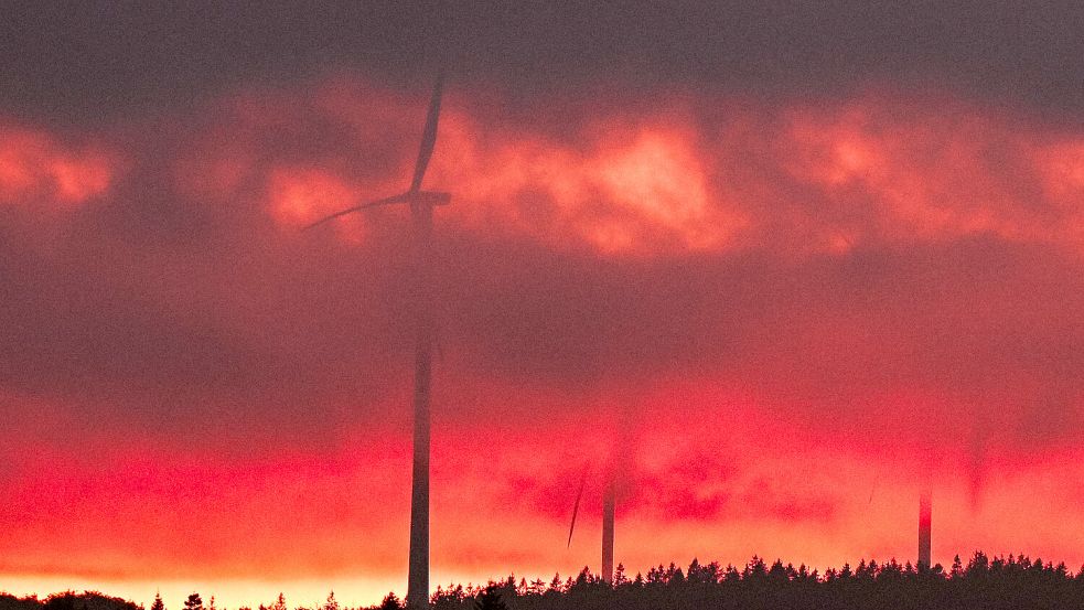 Windräder im Abendrot: Wie schön ist das denn? Foto: dpa/Marius Bulling