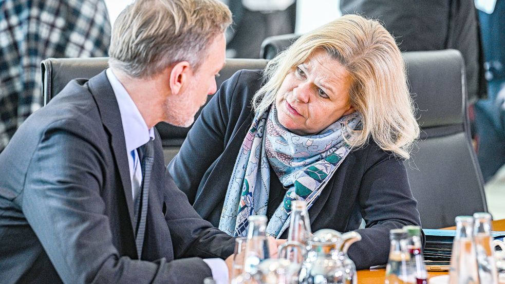 Auf der Suche nach der „Realpolitik“ in Sachen Migration: Innenministerin Nancy Faeser (SPD) und Finanzminister Christian Lindner (FDP) Foto: Imago/Maurizio Gambarini