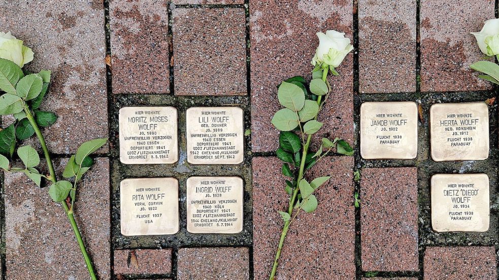 Die Stolpersteine frisch gesäubert, daneben weiße Rosen: So wurde in Aurich an Opfer des Nationalsozialismus gedacht. Foto: privat