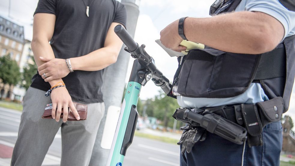 Für E-Scooter-Nutzer gelten die gleichen Regeln wie für Radfahrer. Foto: DPA