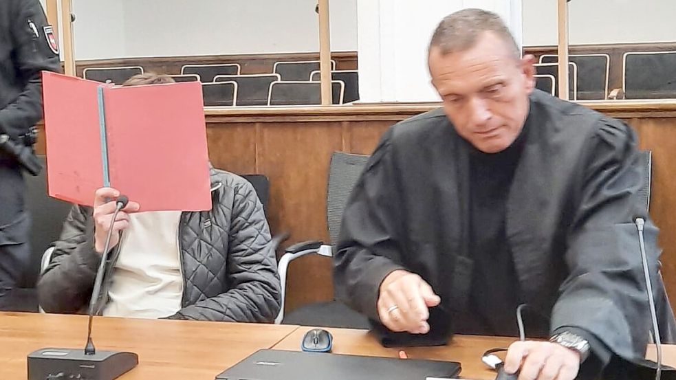 Der Angeklagte (links) mit seinem Anwalt Edgar Dalhoff beim Prozessauftakt. Archivfoto: Wieking