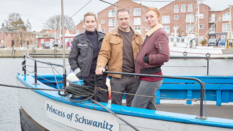 Die Dreharbeiten zur neuen Folge von „Nord bei Nordwest“ mit (v.l.) Jana Klinge, Hinnerk Schönemann und Marleen Lohse finden unter anderem auf Fehmarn statt. Foto: dpa/Georg Wendt