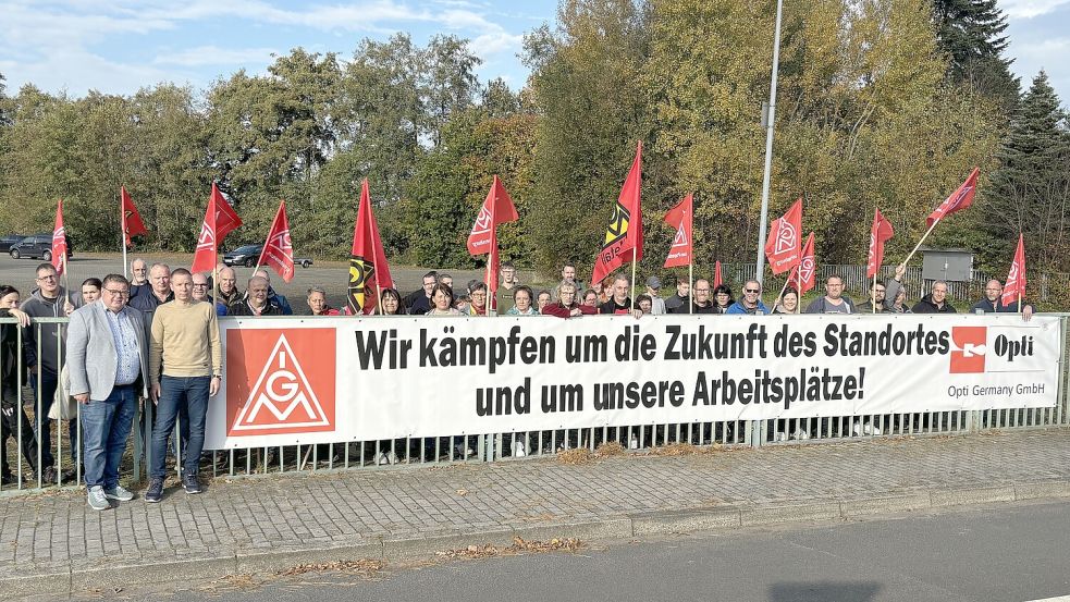 „Wir kämpfen um die Zukunft des Standortes und um unsere Arbeitsplätze!" heißt es auf dem Banner, das am Freitag an der 1. Südwieke in Rhauderfehn aufgehängt wurde.