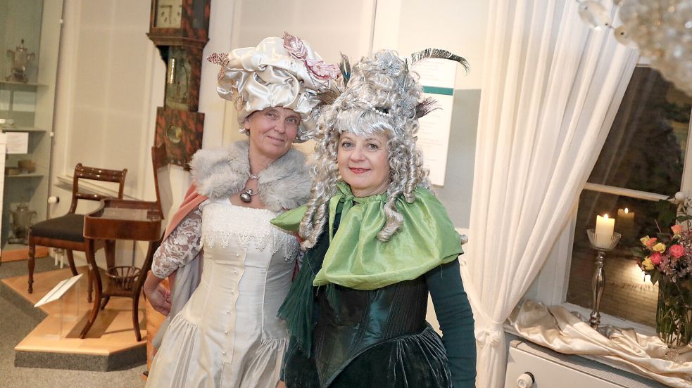 Katja Druivenga (links) und Reenste Cornelis, bekannt als Auricher Kulturgesichter, haben die Auricher Museumsnacht ins Leben gerufen. Foto: Romuald Banik