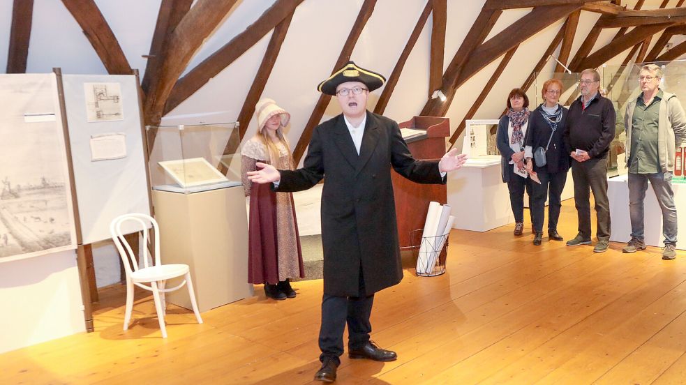 Museumsleiter Dr. Christopher Galler schlüpfte an diesem Abend in die Rolle des Auricher Baumeisters Conrad Bernhard Meyer. FSJlerin Anna-Laureen Macke spielte seine Tochter. Foto: Romuald Banik