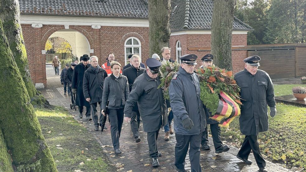 Vom Ehrenmal ging es zum Kriegsgräberfeld neben dem Mausoleum. Foto: Mieke Matthes