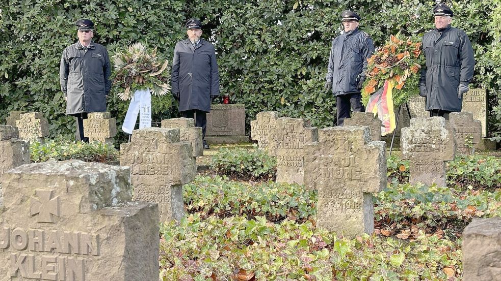 Feuerwehrleute legten Kränze beim Kriegsgräberfeld nieder. Foto: Mieke Matthes