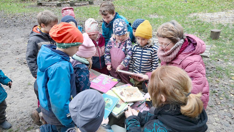 Dicht gedrängt und kuschlig: Beim gemeinsamen Lesen und Vorlesen spürt man Nähe und Vertrautheit. Foto: Romuald Banik