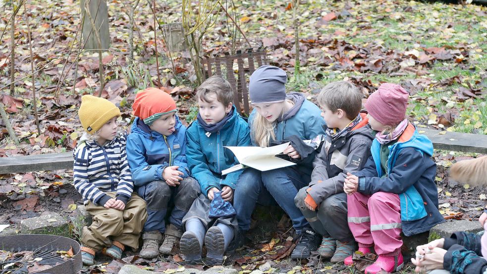 Abtauchen in andere Welten: Beim Vorlesetag lauschten die Kinder des Waldkindergartens spannenden Geschichten. Foto: Romuald Banik