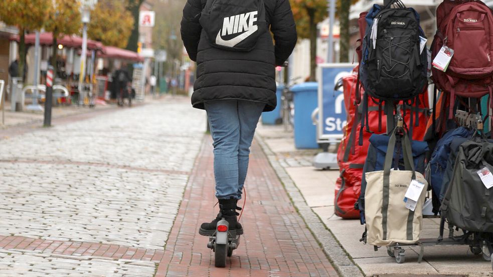 Absolutes Fahrverbot gilt für E-Scooter in Fußgängerzonen wie der Norderstraße. Die Roller gelten als Elektrokleinfahrzeug und werden anders behandelt als Fahrräder. Foto: Romuald Banik