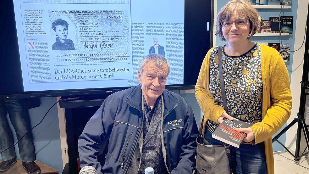 Gabi Holten will ihrem Vater ein Buch von Rechtsmediziner Dr. Klaus Püschel schenken. Foto: Rebecca Kresse