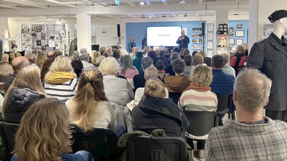 Bis auf den letzten Platz gefüllt und darüber hinaus: Mehr als 100 Besucher wollten den Vortrag von Dr. Klaus Püschel im Ostfriesischen Krimimuseum hören. Foto: Rebecca Kresse