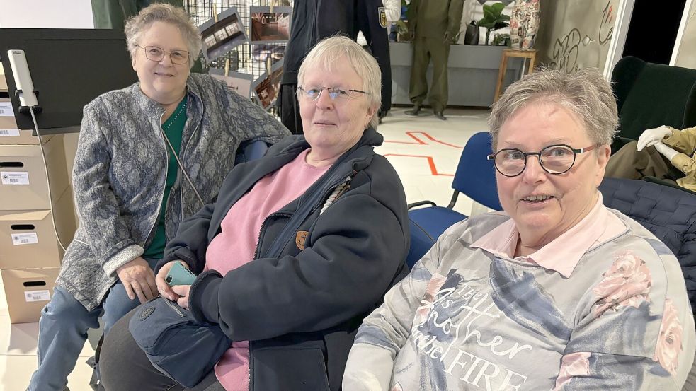 Erika Ehl (von links), ihre Cousine Gaby Faßbender und Freundin Renate Heinze sind eigens für die Krimi- und Gruseltage von Krefeld aus für zehn Tage nach Norden gekommen. Foto: Rebecca Kresse
