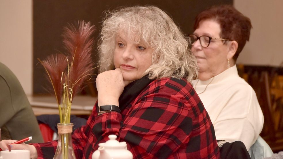 Seit Dezember 2023 ist Bettina Greiner (vorne) für die SPD im Rat Upgant-Schott. Sie trat damals die Nachfolge von Barbara Maurer (im Hintergrund) an. Jetzt verlässt sie das Gremium wieder. Foto: Thomas Dirks