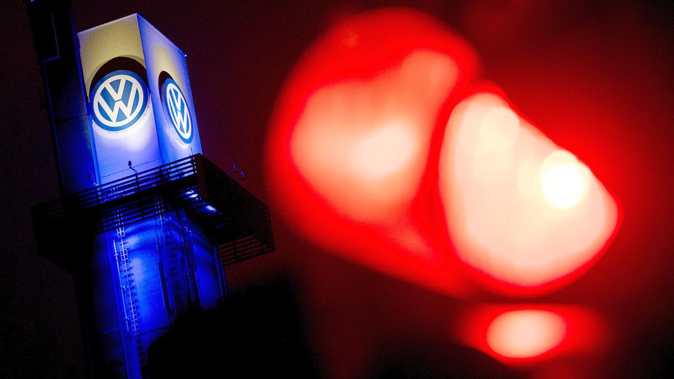 Das Volkswagenwerk Osnabrück ist eines der Werke, welches dem harten Sparprogramm des kriselnden deutschen Autobauers zum Opfer fallen könnte. Foto: dpa/Hauke-Christian Dittrich