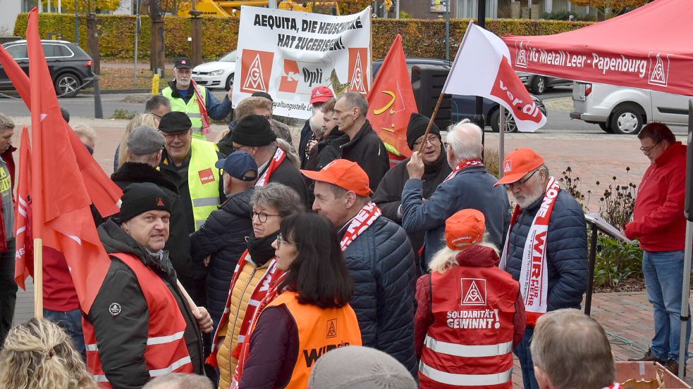 Dutzende Opti-Mitarbeiter versammelten sich vor dem Rathaus. Foto: Zein