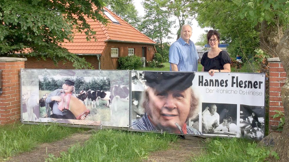 Die Leezdorfer Ratsmitglieder Heinrich Ubben und Heidi Schmidt vor dem ehemaligen Wohnhaus von Hannes Flesner in Leezdorf. Foto: privat