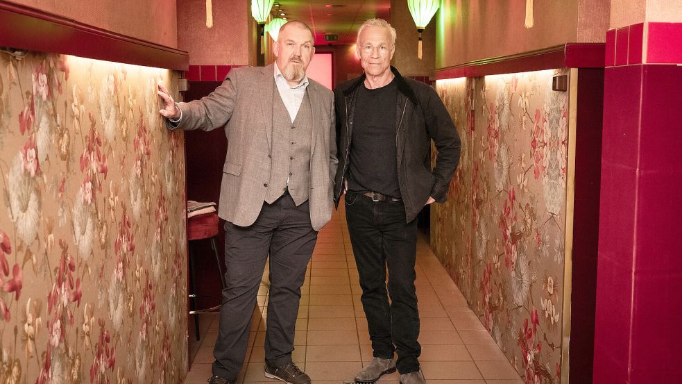 Freddy Schenk (Dietmar Bär, links) und Max Ballauf (Klaus J. Behrendt) in den Kulissen des echten Bordells, in dem ein Großteil der Dreharbeiten stattfand. „Tatort: Siebte Etage“. Das Erste, Sonntag, 24. November, 20.15 Uhr und in der ARD Mediathek. Foto: © WDR/Martin Valentin Menke