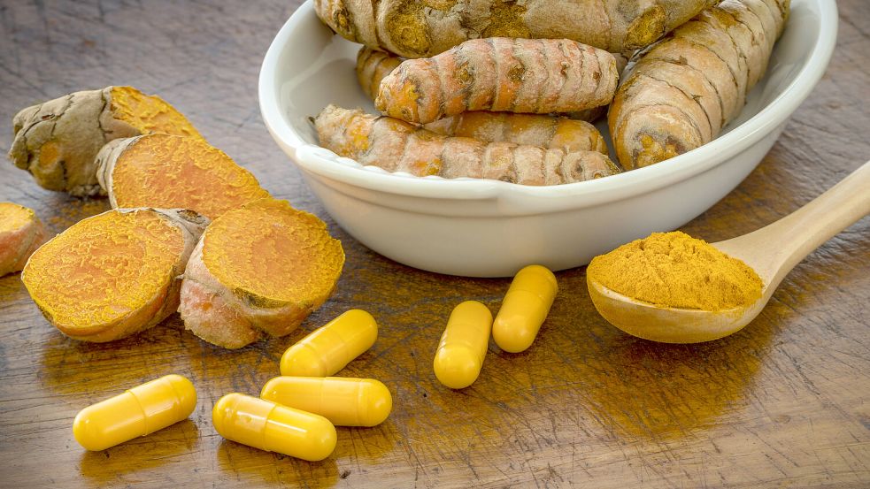 Pflanzliche Nahrungsergänzungsmittel wie Kurkuma-Produkte können die Leber auch schädigen. Foto: IMAGO/Tetra Images