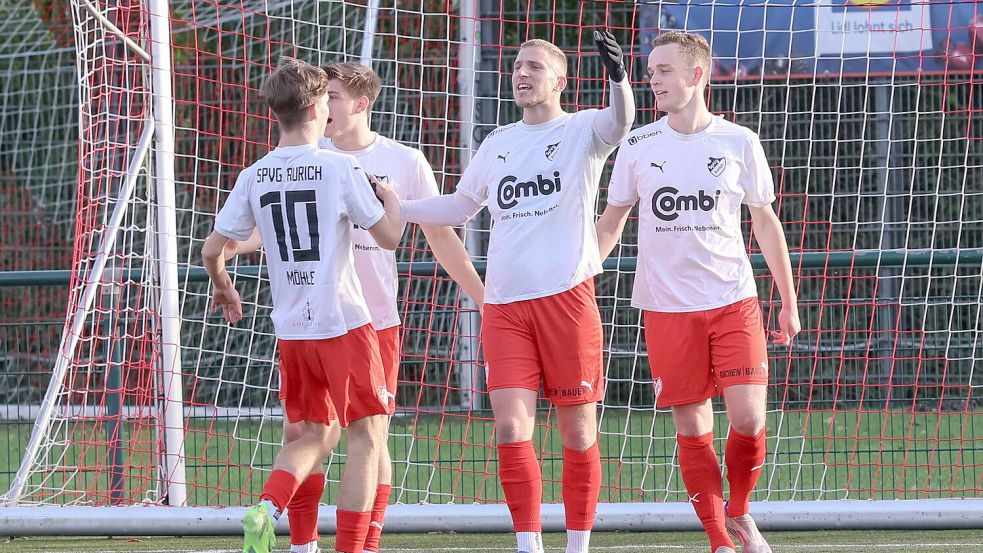 Gleich sechs Mal durften die Auricher Bezirksligafußballer zu Hause jubeln. Die SpVg verabschiedete sich mit einem 6:3-Erfolg gegen den SV BW Borssum in die Winterpause. Foto: Helmut Vortanz