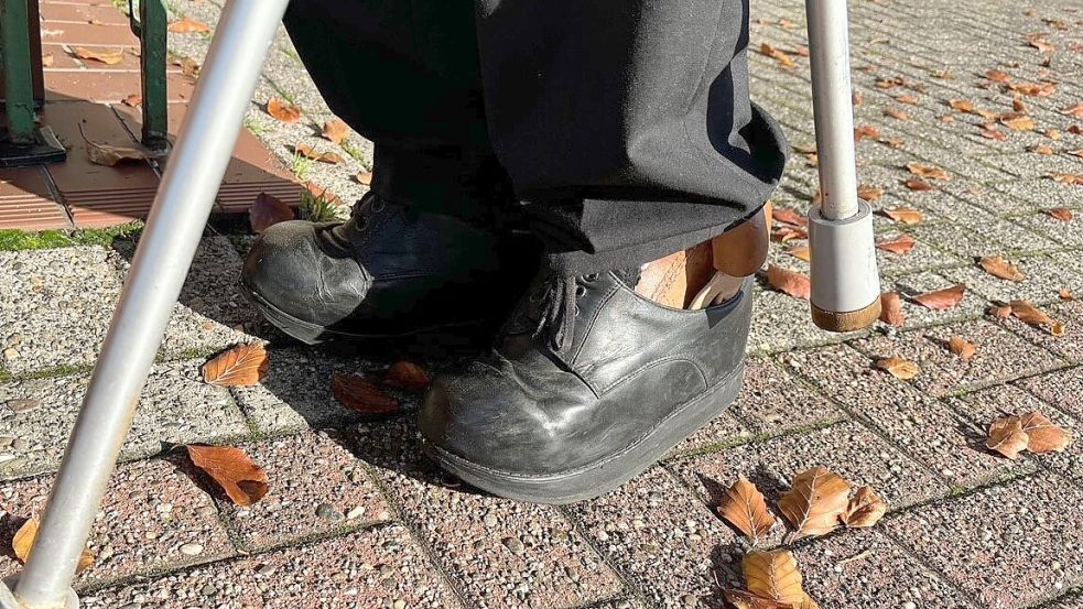Durch Sauerstoffmangel bei der Geburt ist der Fehntjer sehr schwer gehbehindert. Er benötigt Orthesen an beiden Beinen. Foto: Janßen