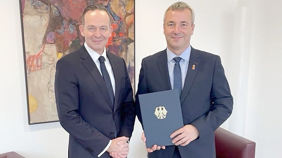 Bundesjustizminister Volker Wissing überreichte Johann Saathoff die Ernennungsurkunde. Foto: privat