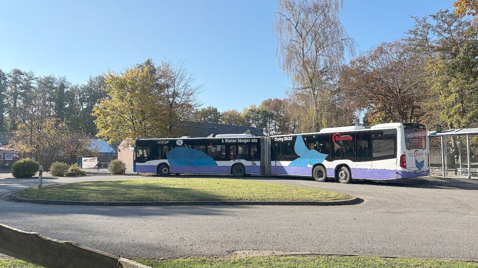 Ein Bus steht vor der Grundschule in Westerende-Kirchloog. Wie künftig die Kinder auch nachmittags von der Schule nach Hause kommen, müsste auch geregelt werden. Foto: Christin Wetzel