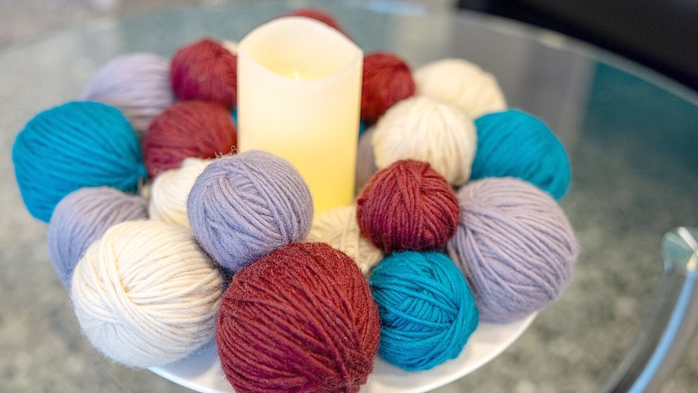 Mal was anderes: Ein Adventskranz aus Wollknäuel. Foto: Heinz-Jürgen Reiß