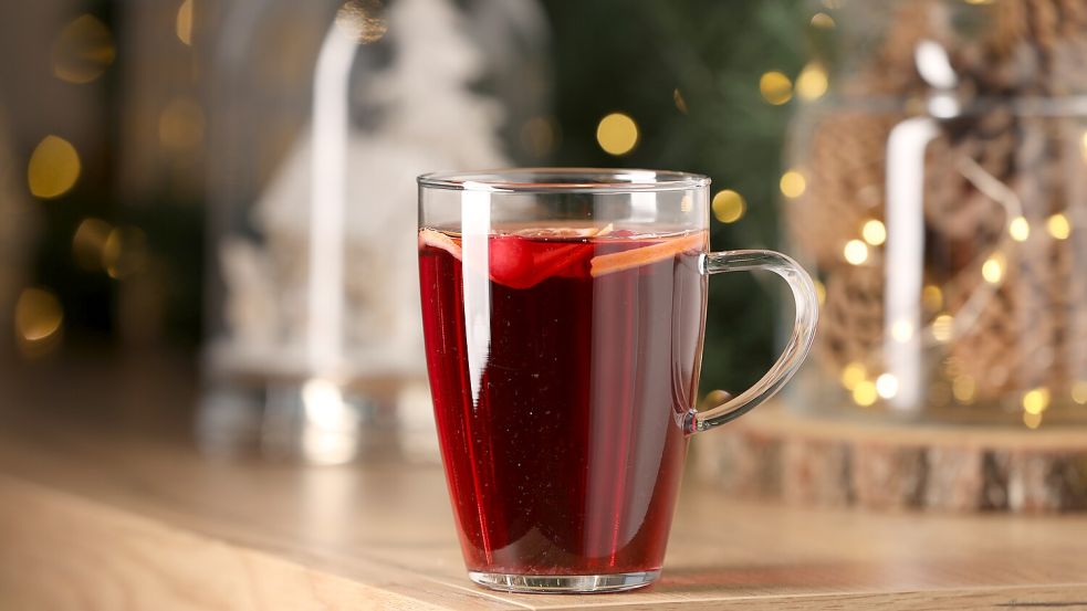 Auch daheim lässt sich Glühwein wunderbar genießen - meist in besserer Qualität als auf dem Weihnachtsmarkt. Foto: IMAGO/Pond5 Images