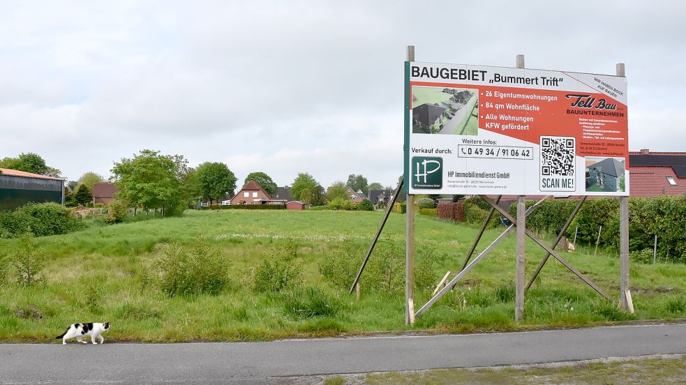 An der künftigen Zufahrt zum neuen Bauland von der Burgstraße in Marienhafe-Tjüche steht ein Bauschild, das auf das Projekt „Bummert Trift“ hinweist. Foto: Thomas Dirks