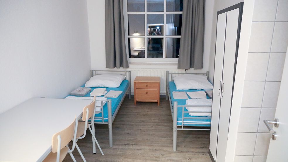 Spartanisch eingerichtet sind die Zimmer in der neuen Flüchtlingsunterkunft. Es gibt Räume mit zwei Betten, aber auch solche mit vier Betten. Foto: Romuald Banik