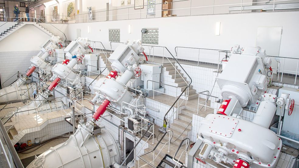 Im Siel und Schöpfwerk Knock sind vier Pumpen zur Binnenentwässerung verbaut. Angesichts drohender Klimafolgen müssen die Binnenentwässerungssysteme laut Wissenschaftlern und Entwässerungsverbänden im westlichen Ostfriesland dringend angepasst werden. Foto: Sina Schuldt/dpa