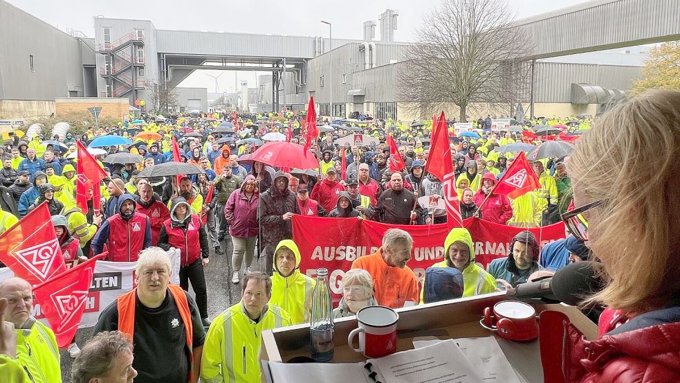 Bei einer Infoaktion im Oktober mobilisierten Betriebsrat und Gewerkschaft mehrere tausend Mitarbeiter des Emder VW-Werks. Foto: IG Metall