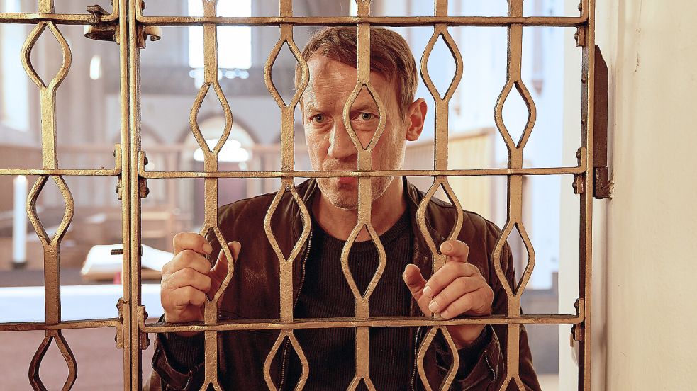 Falke (Wotan Wilke Möhring) stößt im Kloster auf ein entsetzliches Kirchenverbrechen. „Tatort: Schweigen“ am Sonntag, 01. Dezember um 20.15 im Ersten und in der ARD Mediathek. Foto: © NDR/Kai Schulz