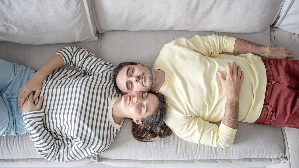 Wenn der Paarabend schlafen auf der Couch endet: So trainieren wir unabsichtlich unseren Körper zum Schlafen auf dem Sofa. Foto: IMAGO/Zoonar