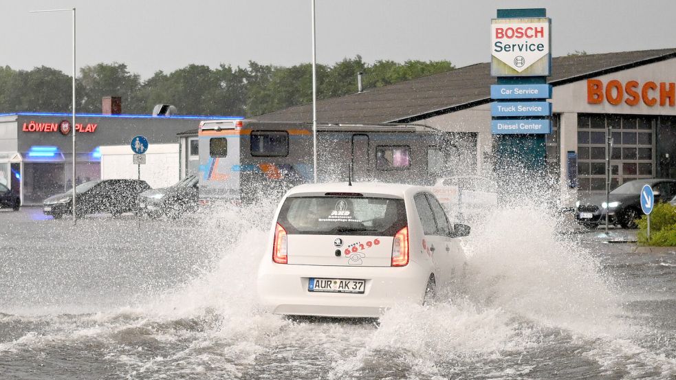 Mitte August setzten starke Regenfälle viele Straßen im Landkreis Aurich unter Wasser. Foto: DPA
