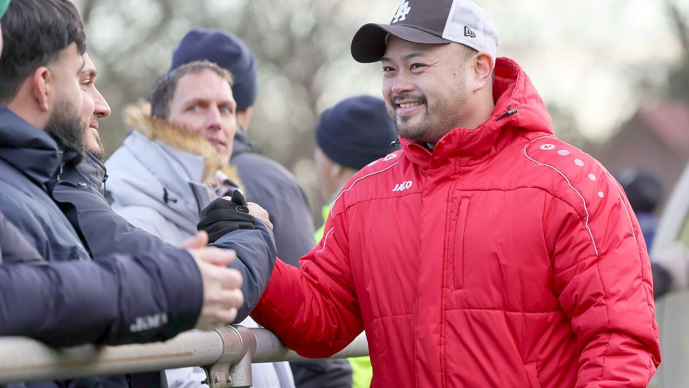 Großefehns Trainer Bi Le Tran begrüßt den Auricher Kollegen Claudio Casto.