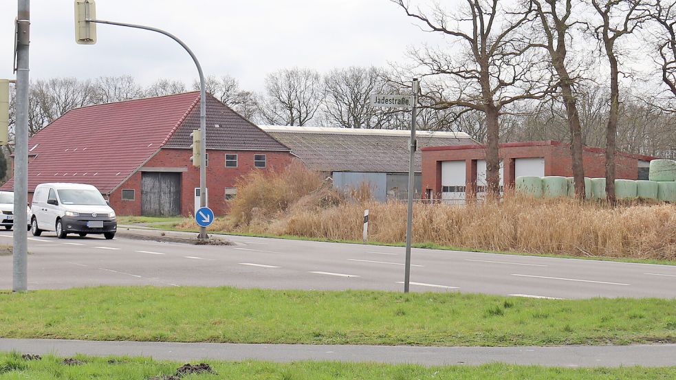 In der Diere: Wo jetzt noch ein Bauernhof steht, soll künftig die Feuerwehr zu Einsätzen ausrücken. Foto: Heino Hermanns
