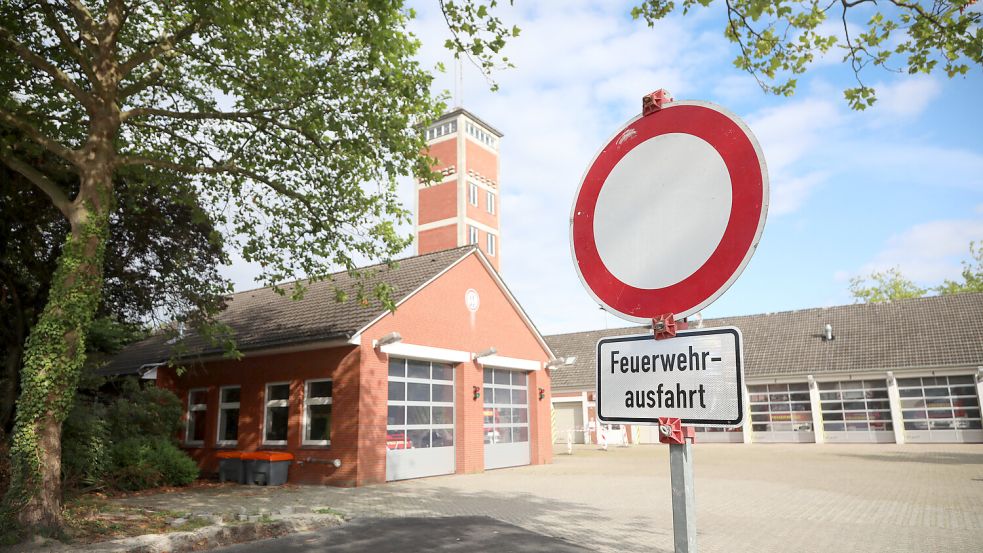 Am alten Standort in der Fockenbollwerkstraße ist nicht genug Platz für einen Neubau des Feuerwehrhauses. Foto: Romuald Banik