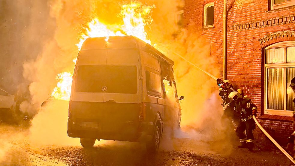 Im Oktober konnte die Feuerwehr am Georgswall ein Übergreifen der Flammen auf ein Gebäude knapp verhindern. Foto: Bernd Saathoff